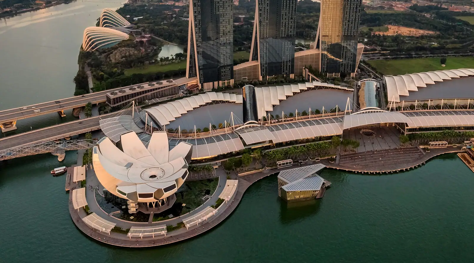 Marina Bay Sands and the Singapore skyline at dusk